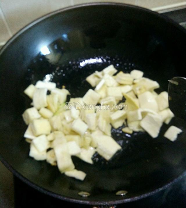 油五成热，放入馒头块煸炒