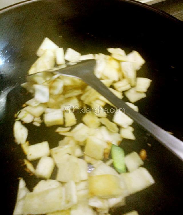 小火煸炒馒头至上色，微微金黄色撒上孜然粒