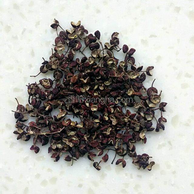 花椒挑拣干净，去除杂质和种子，洗净晾干。