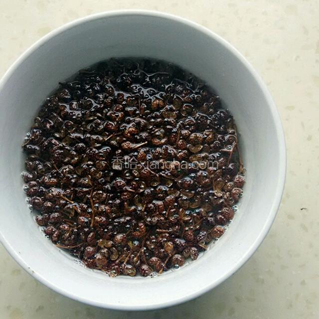 将热油迅速倒入碗中。
