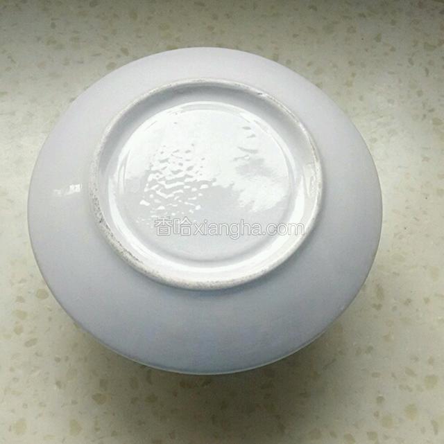 用盘子将碗盖住，晾凉。