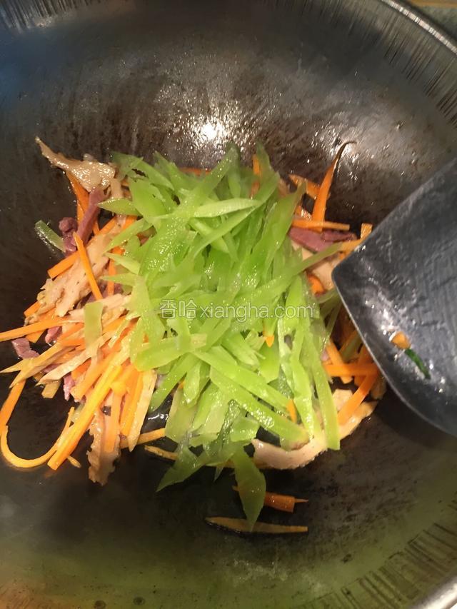 煸炒片刻后倒入莴苣丝，加入适量盐和糖，搅拌均匀