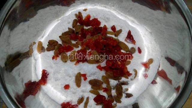 把大米面，面粉，白糖，葡萄干，一半圣女果果脯，酵母放盆里，混合均匀
