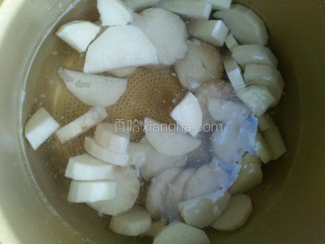 山药萝卜切片冷水下锅做地汤
