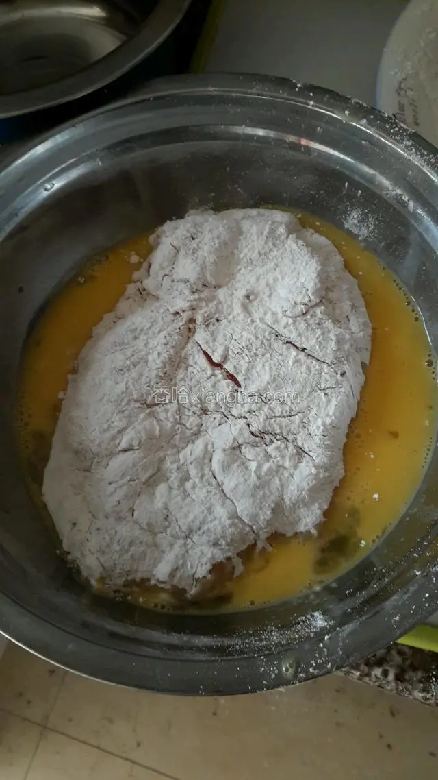 先蘸满淀粉，再裹上鸡蛋液