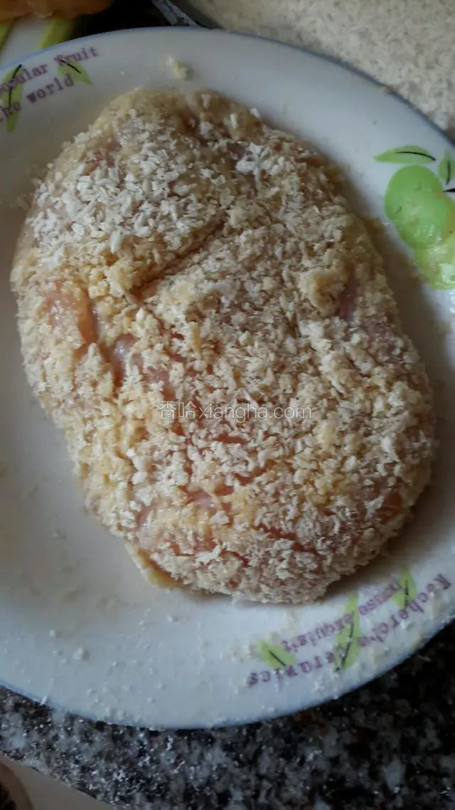 再裹上面包糠，边缘的地方可以多裹点淀粉，面包糠