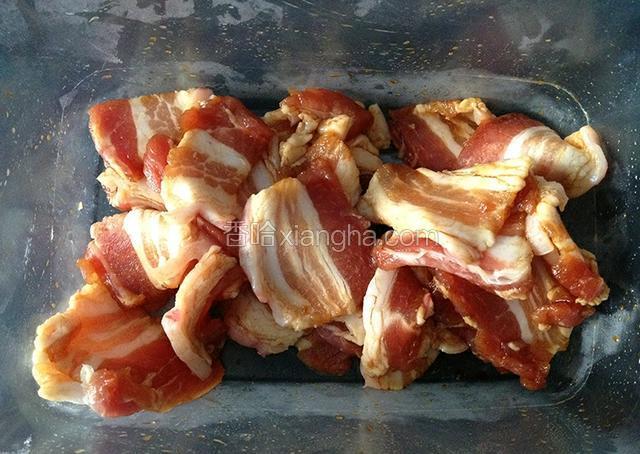 切好的肉加入适量盐、白糖、料酒、酱油，腌制30分钟。