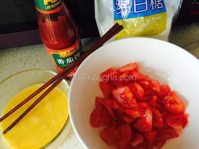 蛋液加料酒，搅拌均匀，西红柿切丁。