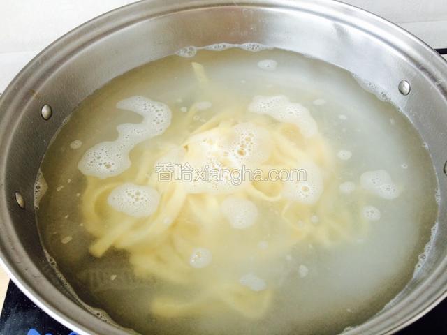 开锅下面条。