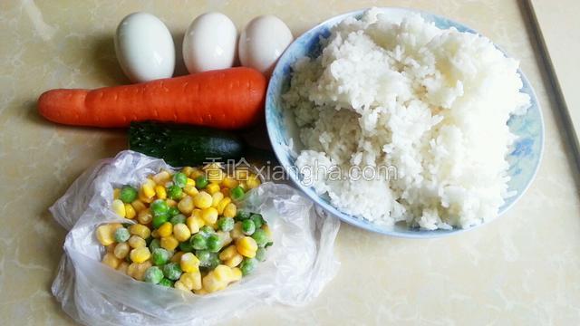 准备好米饭，鸭蛋，玉米青豆，胡萝卜，黄瓜