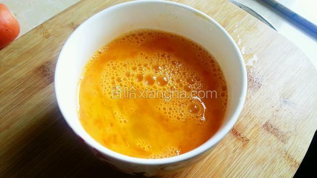 鸭蛋打成蛋液，加入盐和料酒，搅拌均匀