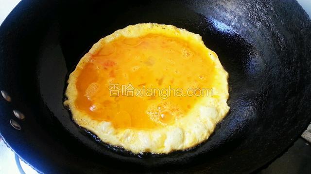 锅里放入少许油，倒入蛋液