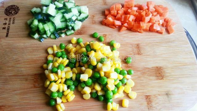 玉米青豆洗净，胡萝卜洗净切小粒，黄瓜洗净切小粒