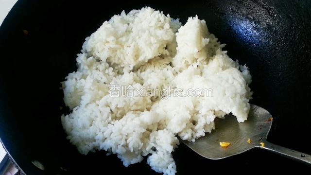 将米饭放入锅中