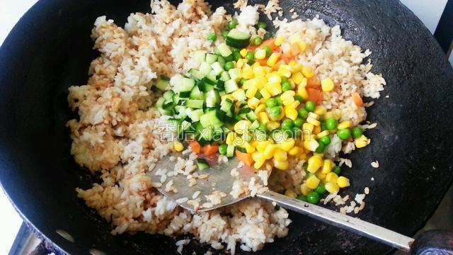 加入玉米青豆，胡萝卜和黄瓜