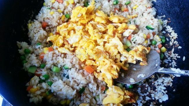 翻炒片刻放入蛋块