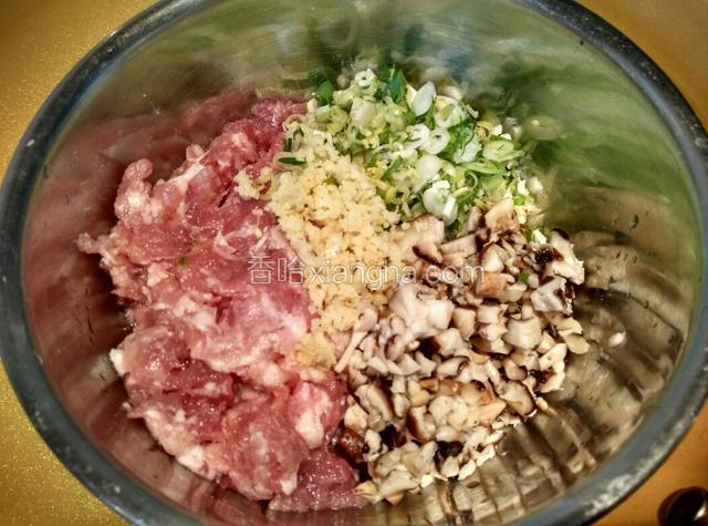 将猪肉剁碎，把香菇末，葱姜末放一起