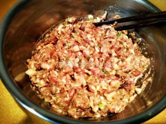 加入油，料酒，生抽，盐和味素后顺时针搅拌均匀成馅备用