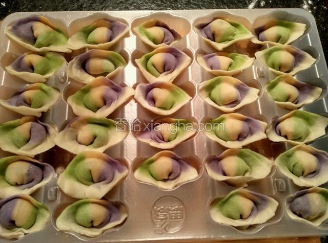 用面片装馅包成馄饨