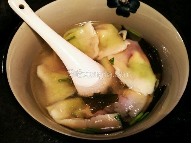 彩色元宝馄饨做好了，味道还不错！
