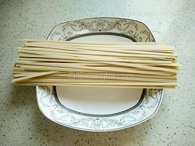 备面条。