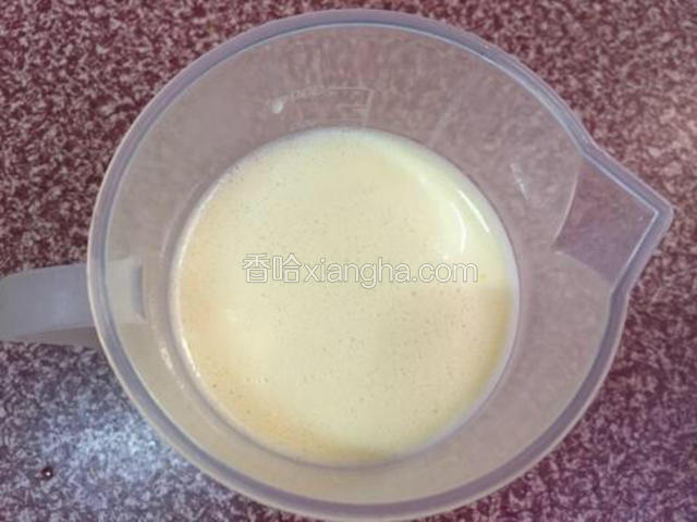 过筛后的鸡蛋牛奶液