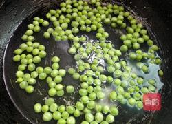 豌豆炒虾仁的做法图解2