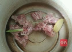排骨焖饭的做法图解1
