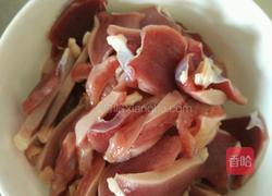 芹菜炒鸡胗的做法图解1