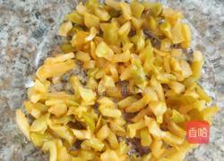 鸡蛋榨菜饼的做法图解1