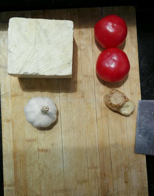 准备食材，豆腐，西红柿，蒜头，姜