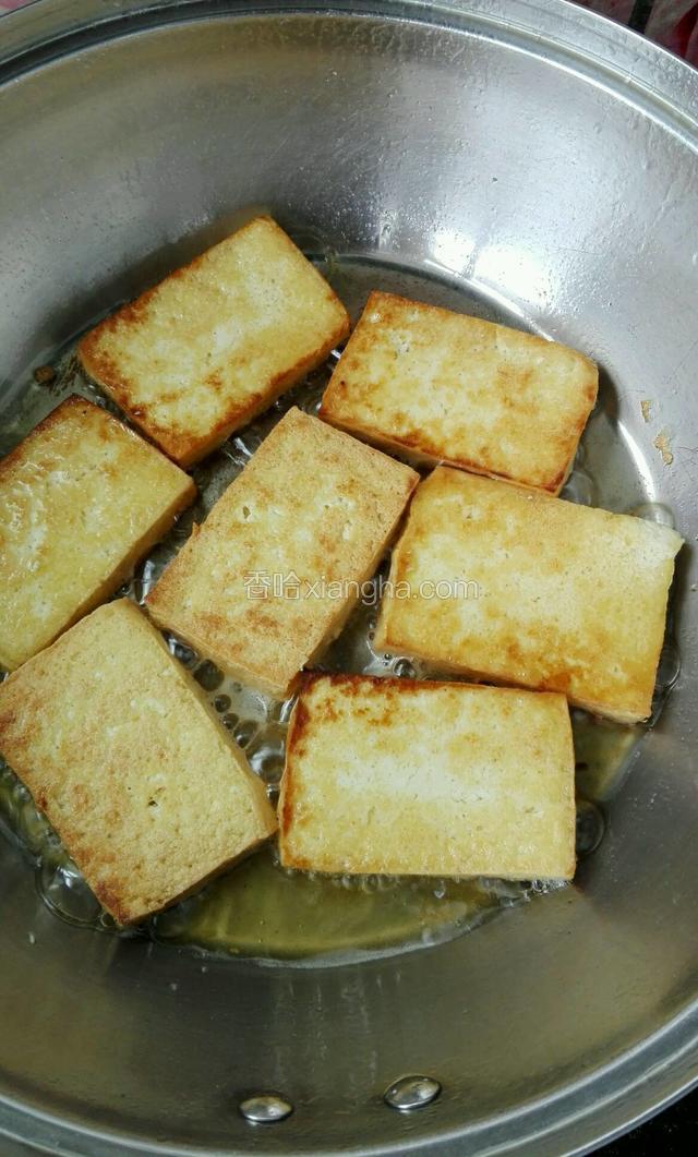 加入食用油，可略多，豆腐煎至两面金黄