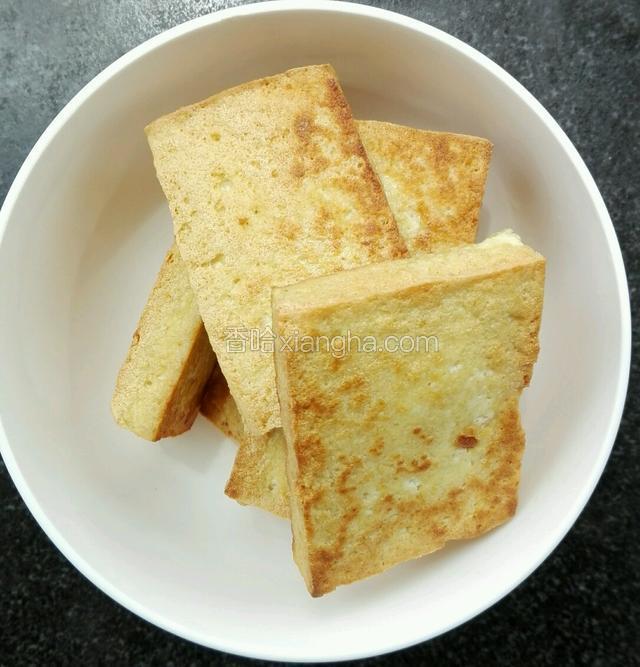 将煎黄的豆腐盛出