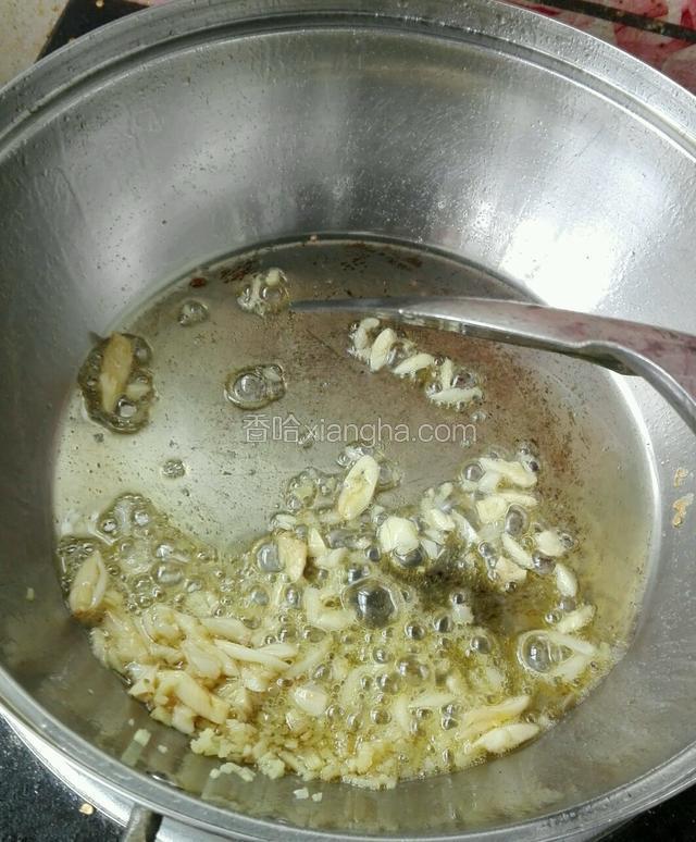 小火加入姜蒜头爆香