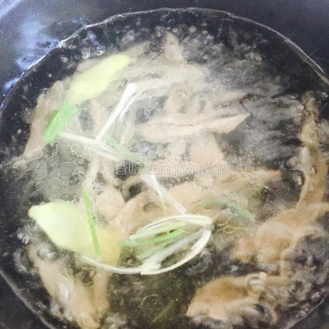放猪肝煮大火煮2分钟放入菠菜，再煮半分钟放入葱花