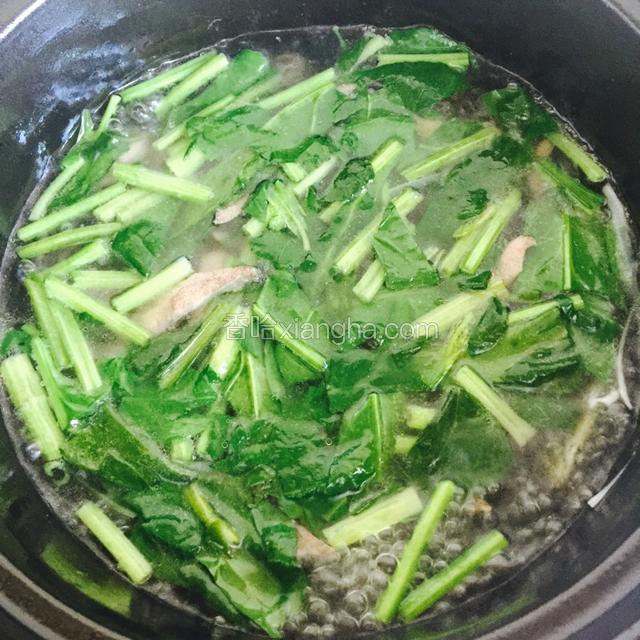 放盐、胡椒粉，可以出锅了