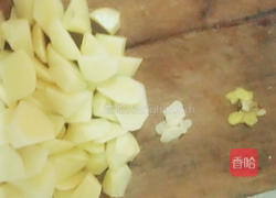 家常土豆炖排骨的做法图解3