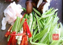 香菇芹菜炒肉的做法图解2