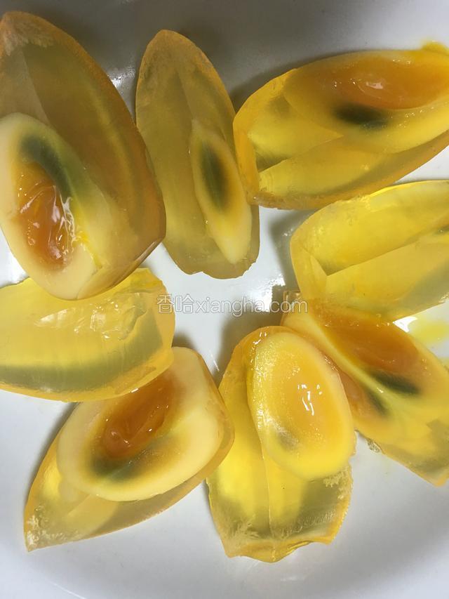 一个皮蛋切成4瓣；