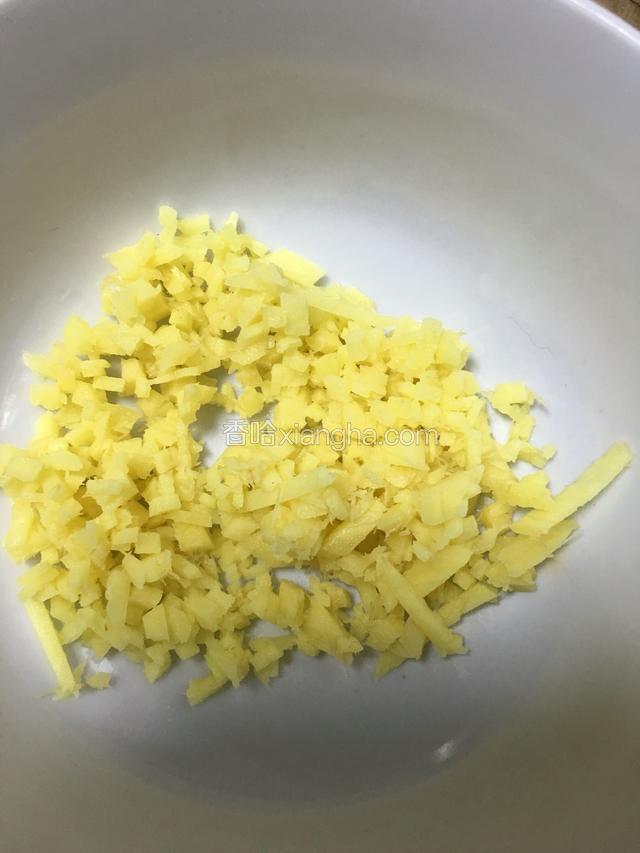 生姜切姜末；