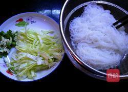 包心菜炒粉丝的做法图解1