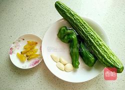 泡椒青椒炒苦瓜的做法图解1