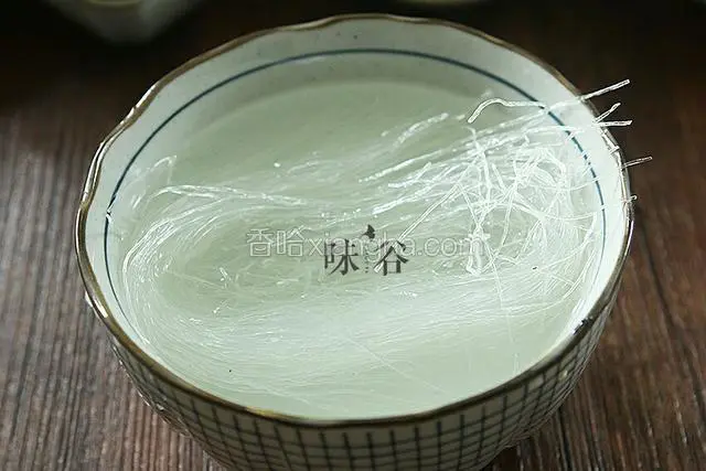 粉丝用水浸泡软。