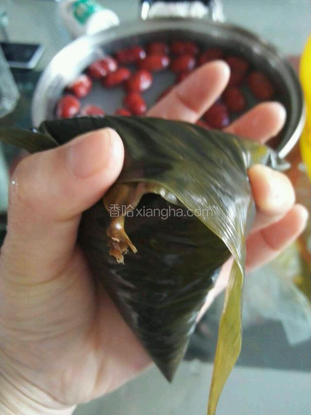 把上面的两片叶子盖在糯米上包裹好不要漏米