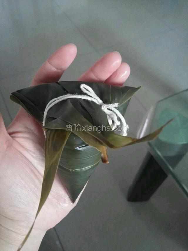 拿一根线绳缠在盖过来的叶子上这一步很关键一定要缠紧打结即可