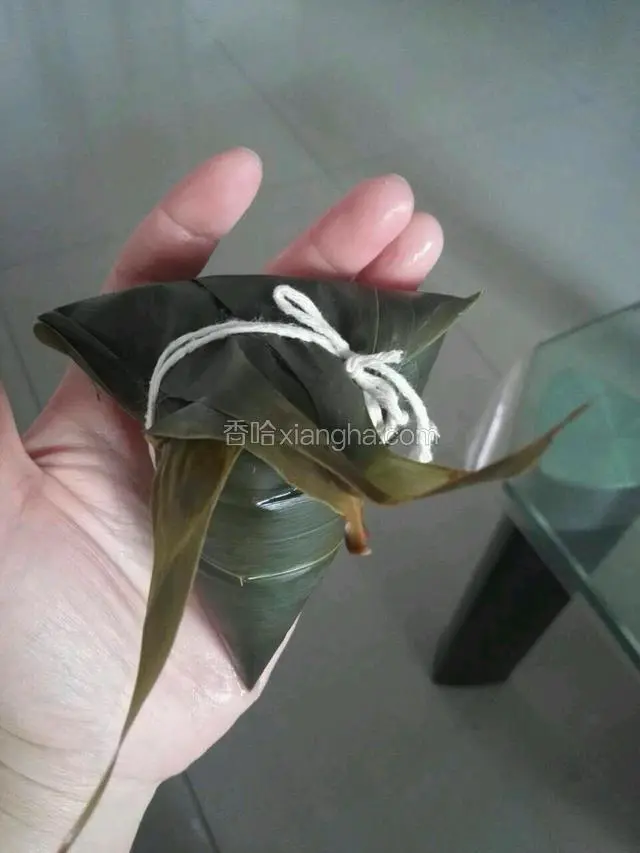 拿一根线绳缠在盖过来的叶子上这一步很关键一定要缠紧打结即可