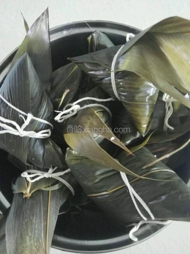 包好后放锅里水没过粽子大火煮一个半小时即可