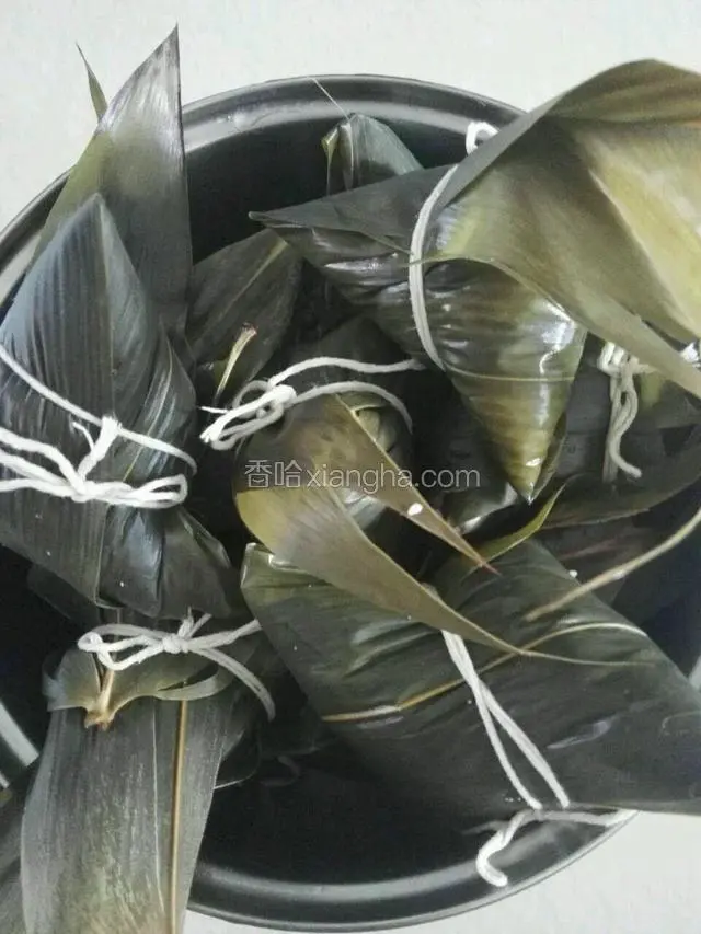 包好后放锅里水没过粽子大火煮一个半小时即可