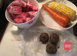 玉米红萝卜马蹄龙骨汤的做法图解1