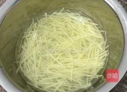 炝拌酸辣土豆丝的做法图解1
